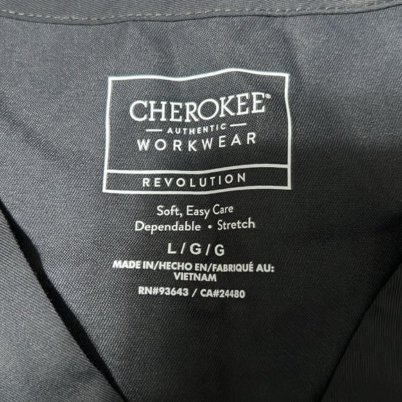 Women’s Cherokee Revolution stretch scrub top gray/charcoal size Large - Picture 2 of 3